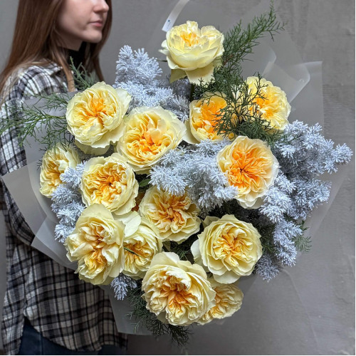 15 ексклюзивних піоновидних троянд Antonia та аспарагус у букеті «Засніжені лимони»