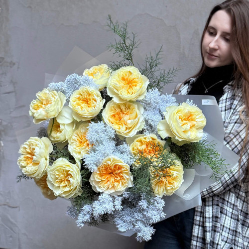 15 ексклюзивних піоновидних троянд Antonia та аспарагус у букеті «Засніжені лимони»