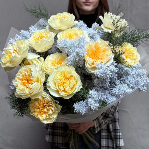 15 ексклюзивних піоновидних троянд Antonia та аспарагус у букеті «Засніжені лимони»