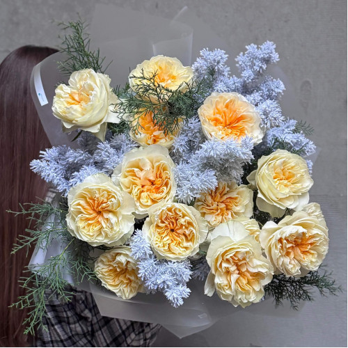 15 ексклюзивних піоновидних троянд Antonia та аспарагус у букеті «Засніжені лимони»