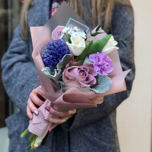 Весняний букет з трояндою «Меморі»