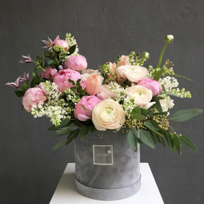 Коробка з квітами «Весняне праліне»