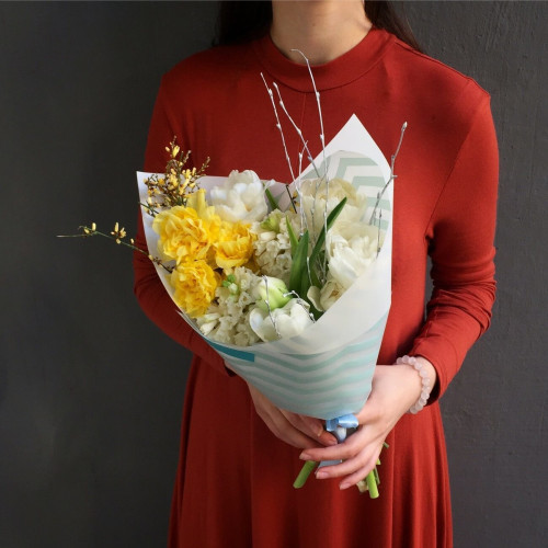 Весняний букет з гіацинтами і нарцисами