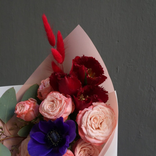 Букет до початку весни з трояндами, анемонами і тюльпанами