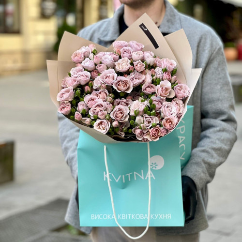 Пастельний букет з 9 гілок кущової троянди Innocent «Бузкове мерехтіння»