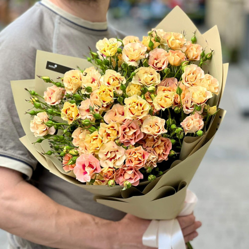 9 гілок кущової троянди Шираз у букеті «Літнє сонечко»