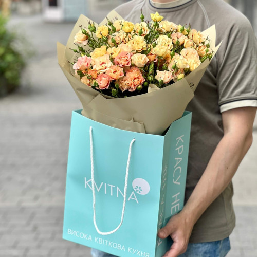 9 гілок кущової троянди Шираз у букеті «Літнє сонечко»