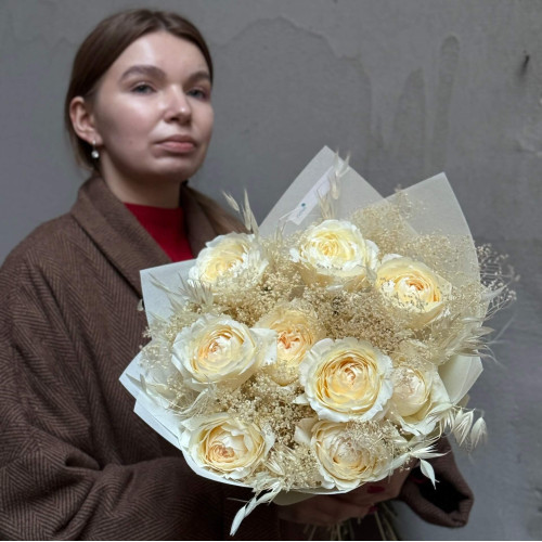 Ексклюзивна піоновидна троянда Innocent у букеті «Польова розкіш»