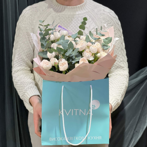 9 веток кустовой розы и эвкалипт в букете «Перламутровый миг»