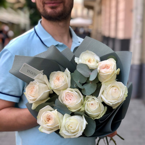 9 піоновидних троянд White O'Hara у букеті «Шовкова пелюстка»