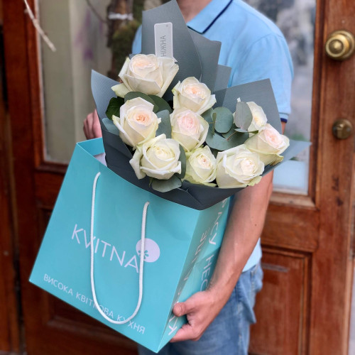 9 піоновидних троянд White O'Hara у букеті «Шовкова пелюстка»