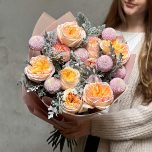 Вишуканий букет із хризантем і піоновидної троянди «Перлини для Анни»