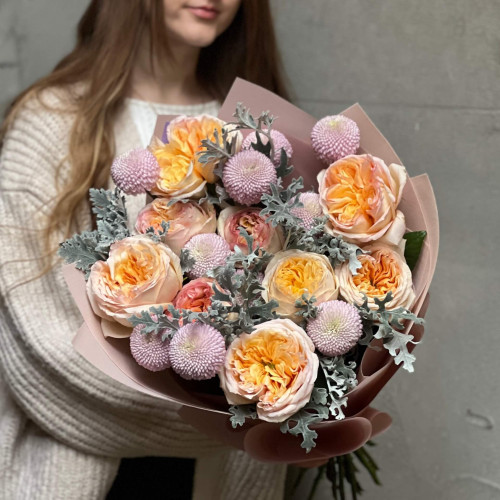 Изысканный букет из хризантем и пионовидной розы «Жемчужины для Анны»