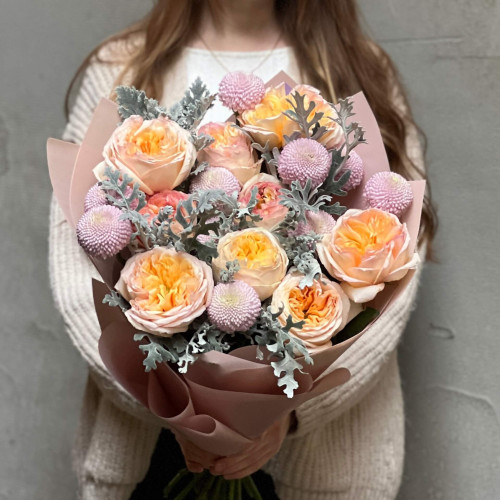 Изысканный букет из хризантем и пионовидной розы «Жемчужины для Анны»