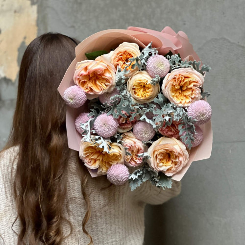 Изысканный букет из хризантем и пионовидной розы «Жемчужины для Анны»