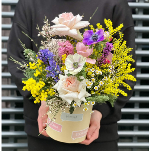 Коробка з квітами «Весняна Анастасія»