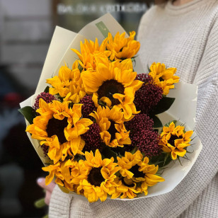 Теплий жовтий букет із соняшників та скімії «Сонце для Анастасії»