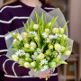 Світлий весняний букет із тюльпанів та оксіпеталума «Перлини для Тетяни»
