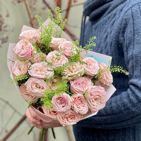 5 веток кустовой пионовидной розы в букете «Комплимент для Катюши»