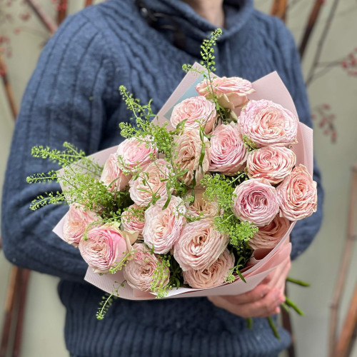 5 гілок кущової піоновидної троянди у букеті «Комплімент для Катрусі»