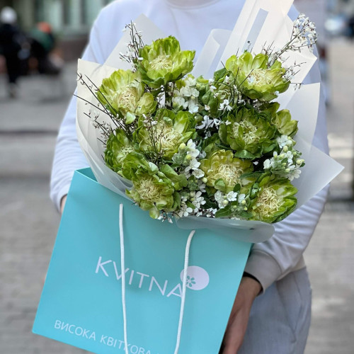 Зелёно-белый букет из роз и ароматной генисты и оксипеталума «Весна для Насти»