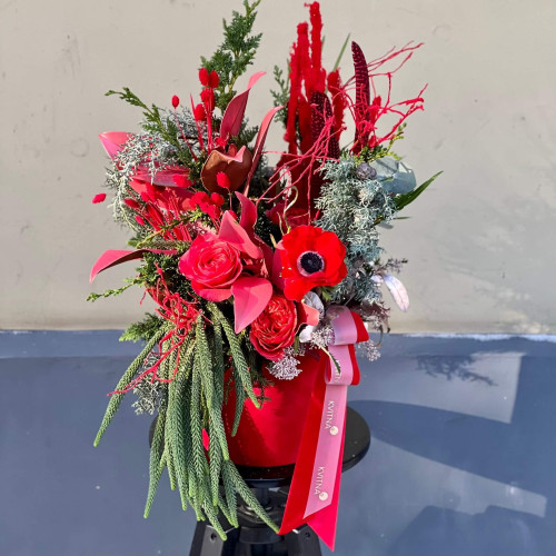 Червона вишукана композиція з піоновидними трояндами і анемоном «Надихаюча Тетяна»