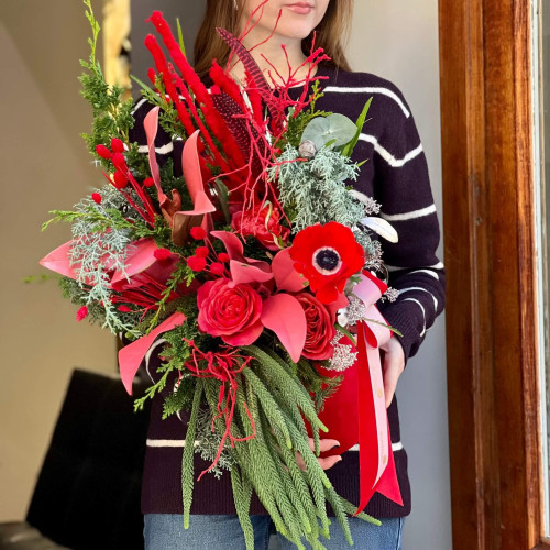 Червона вишукана композиція з піоновидними трояндами і анемоном «Надихаюча Тетяна»