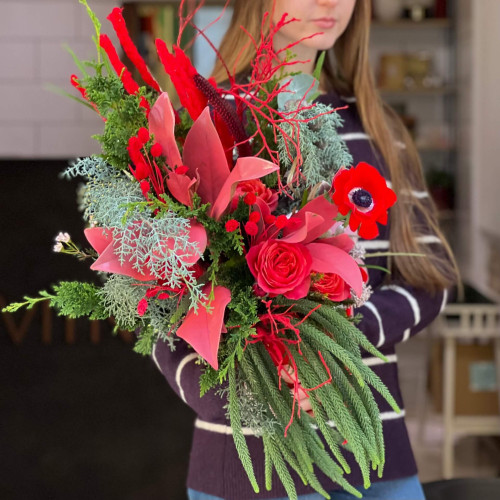 Червона вишукана композиція з піоновидними трояндами і анемоном «Надихаюча Тетяна»