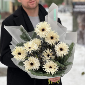 Білий тріобукет із гербер White Spider, вібурнума та нобіліса «Ніжна Анна»