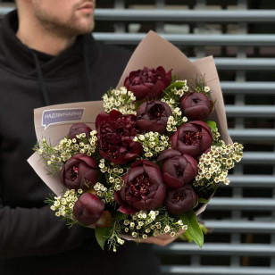 Букет із 11 ексклюзивних півоній насиченого кольору марсала «Загадкова Олена»