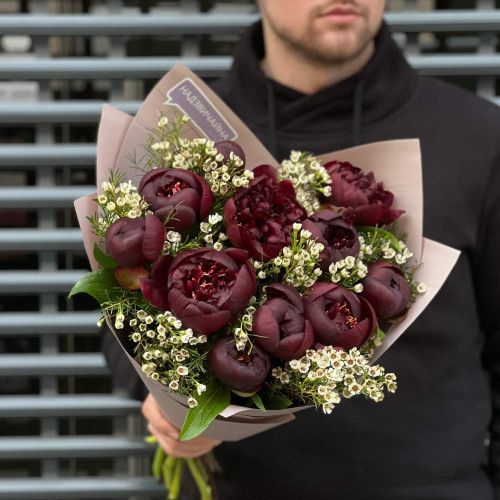 Букет из 11 эксклюзивных пионов насыщенного цвета марсала «Загадочная Алёна»