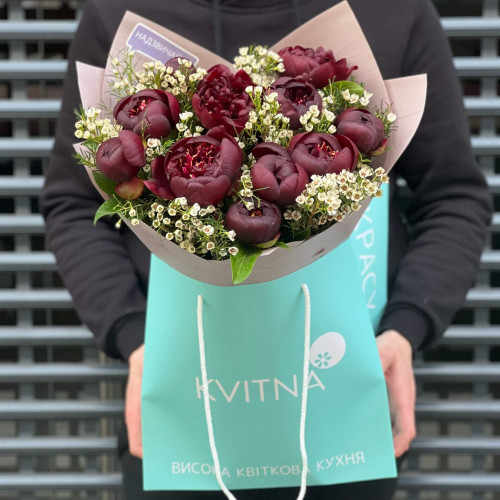 Букет из 11 эксклюзивных пионов насыщенного цвета марсала «Загадочная Алёна»