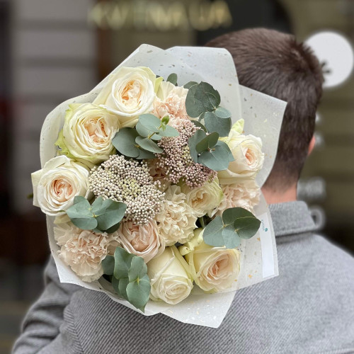 Вишуканий букет з ароматною піоновидною трояндою White O'Hara «Ніжність Ірини»