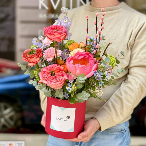 Яскрава композиція з півонією «Святкова Іринка»