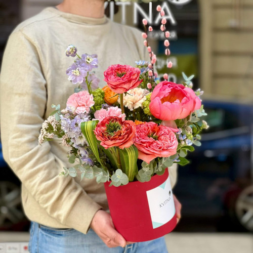 Яскрава композиція з півонією «Святкова Іринка»