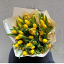 Яскравий букет тюльпанів з ілексом «Сонячна Катруся»