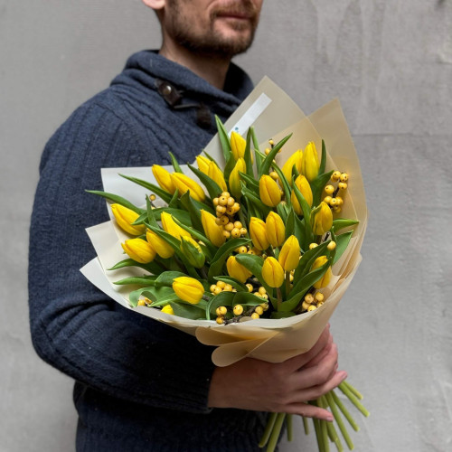 Яскравий букет тюльпанів з ілексом «Сонячна Катруся»