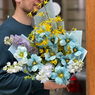 Цікавий букет з весняними тюльпанами «Блакитноока Галюся»