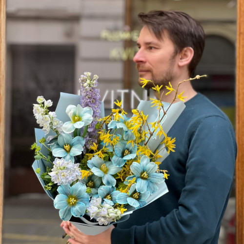 Цікавий букет з весняними тюльпанами «Блакитноока Галюся»