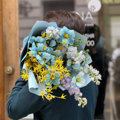 Цікавий букет з весняними тюльпанами «Блакитноока Галюся»