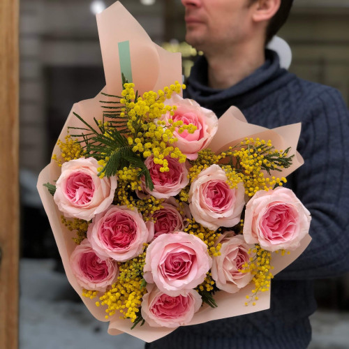 Яскравий дуобукет із 11 піоновидних троянд Mayra та ароматної мімози «Сонячна Таня»