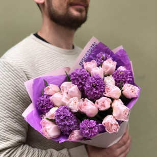 Ароматний весняний букет із гіацинтів і піоновидних тюльпанів «Мрії Оленки»