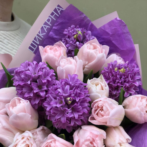 Ароматний весняний букет із гіацинтів і піоновидних тюльпанів «Мрії Оленки»