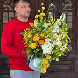 Коробка з квітами «Сонячна Анна»