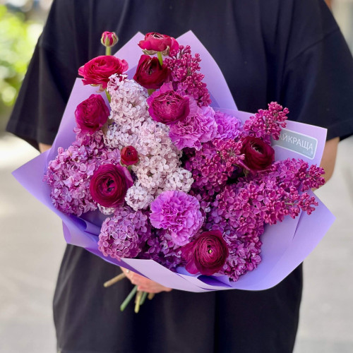 Ароматний букет з бузком та ранункулюсами «Щаслива Іринка»