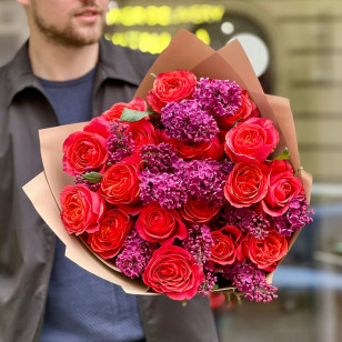 Пристрасний букет з бузку та піоновидної троянди «Яскрава Олександра»