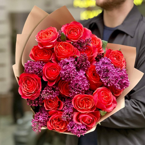 Пристрасний букет з бузку та піоновидної троянди «Яскрава Олександра»