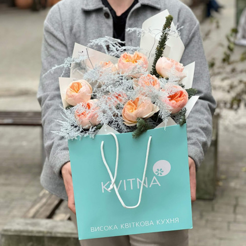 Засніжений букет з піоновидною трояндою Juliet «Витонченість для Юлії»