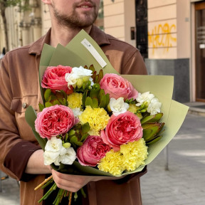 Яскравий букет з півонієвидними трояндами «Весела Олександра»