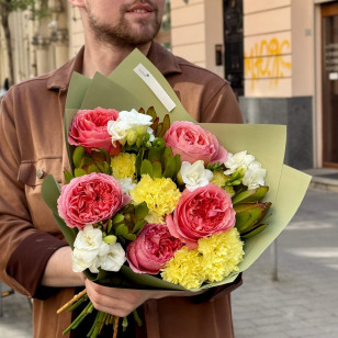 Яскравий букет з півонієвидними трояндами «Весела Олександра»